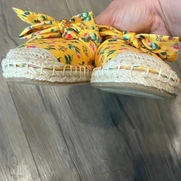 Bandolino Espadrille Shoes Yellow Floral Woman’s Size 8.5- In NWOT condition - Picture 6 of 7